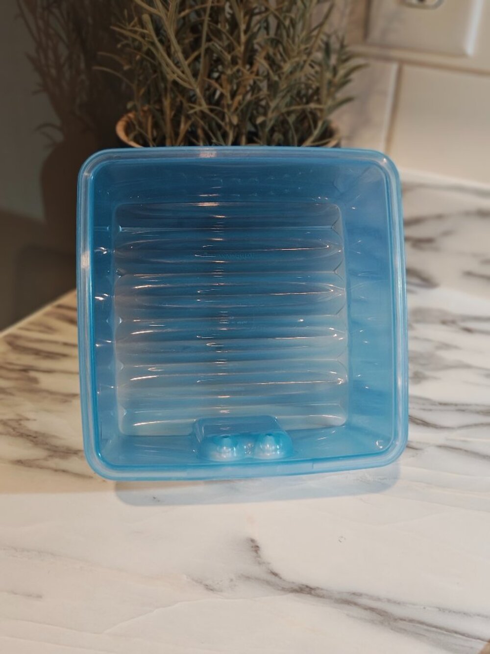 Tupperware FridgeSmart Small 4.5 Cup Produce Storage Container 3993a-4 Blue - Picture 8 of 8
